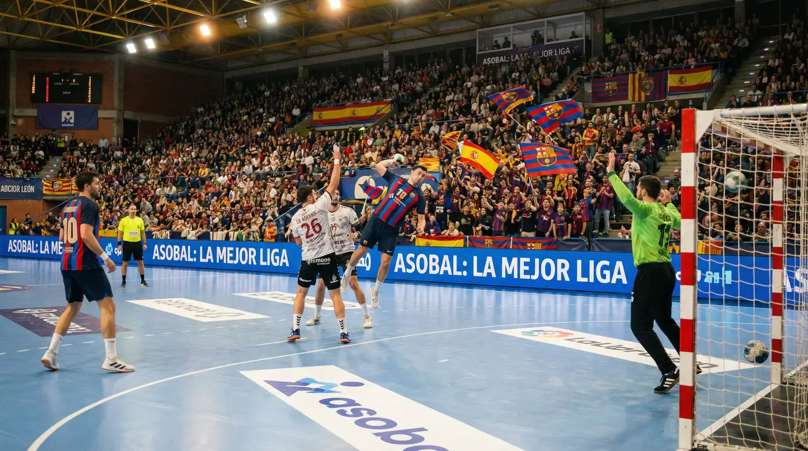 Jogo de andebol da Liga ASOBAL espanhola com jogadores em pavilhão