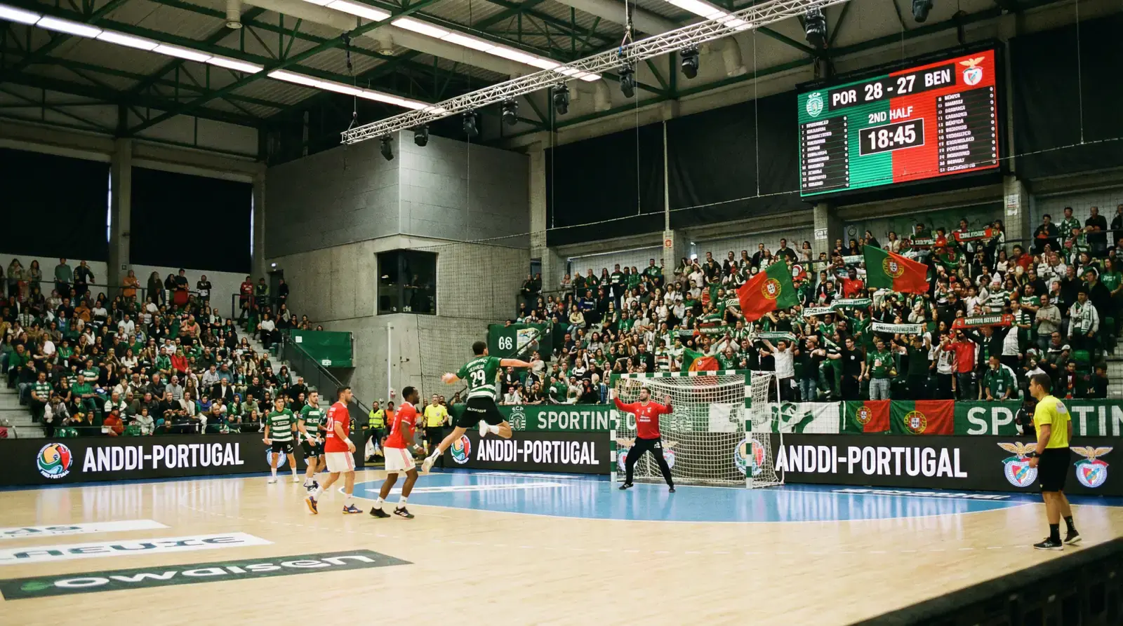 Jogo do campeonato português de andebol com equipas em ação no pavilhão